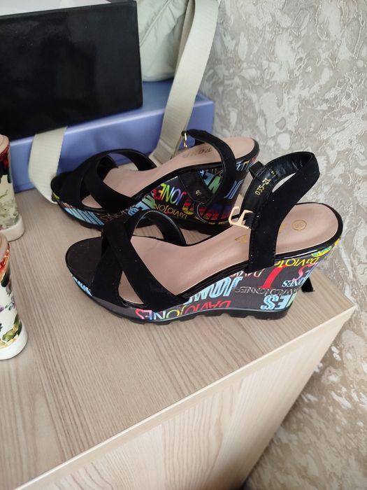 Босоножки женские продам