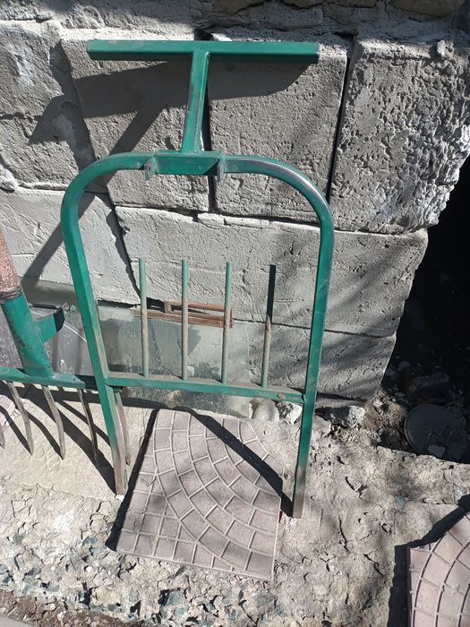 Лопата для перекопки огородов.