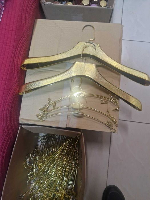 Продават се закачалки за дрехи