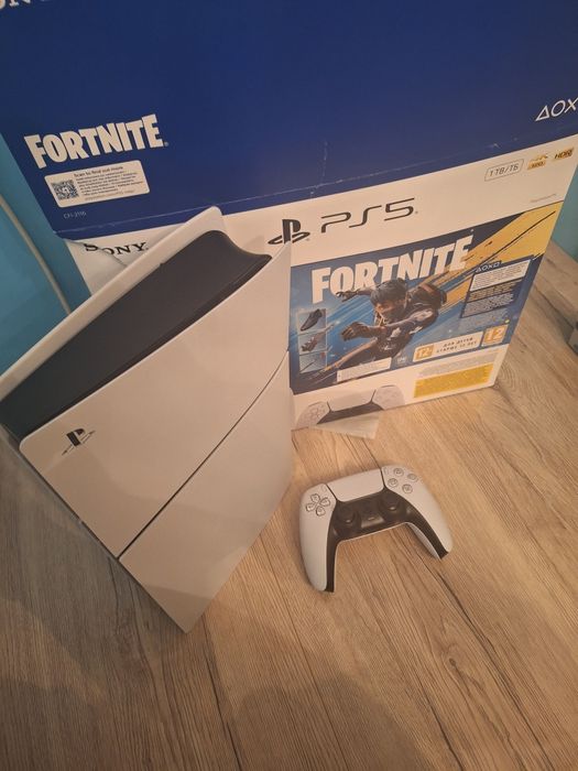 PS5 / Нов / с джойстик и fortnite skin с игри  pack