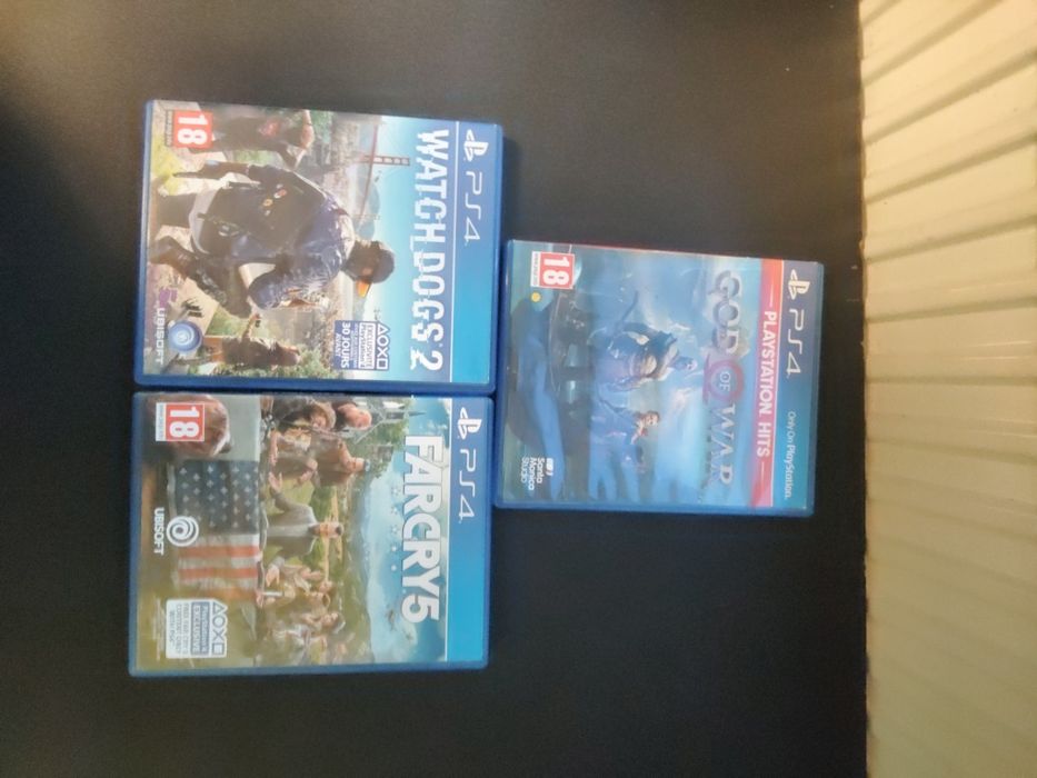 Vand 3 jocuri de ps4