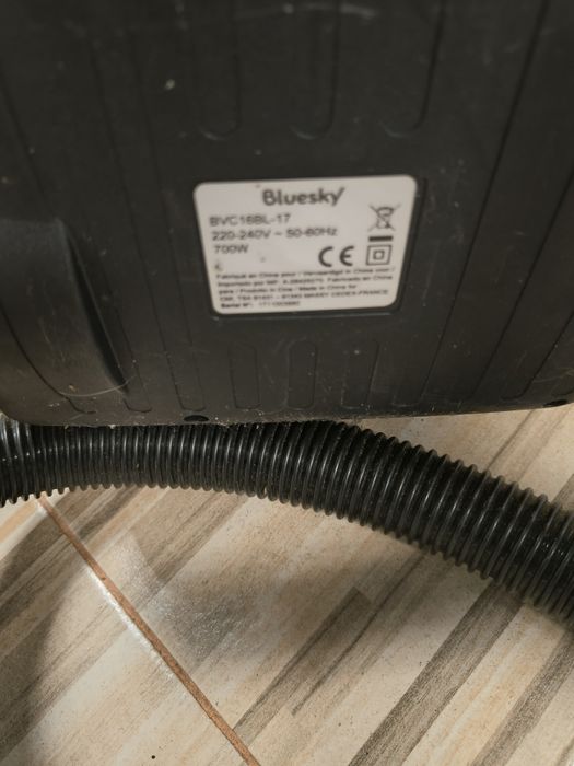 Aspirator fără sac- 700W, marca Bluesky