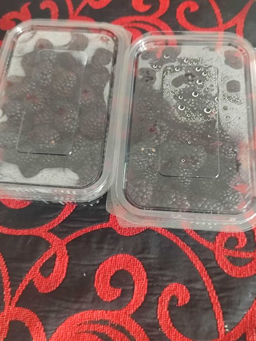 Vand mure, prune, mere și alte fructe