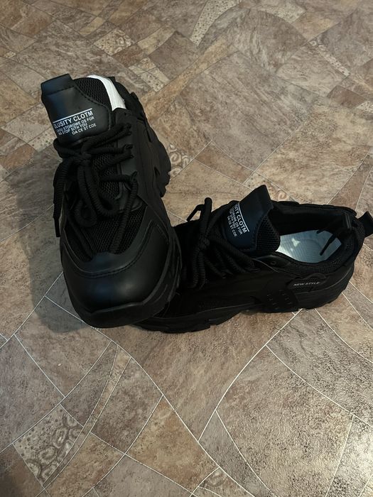 Продам кроссовки новые