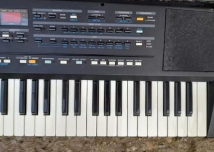 orga electronica - sintetizator Roland E-15 / Roland E-16