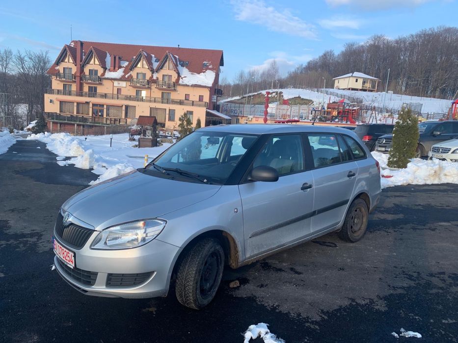 Vând Skoda Fabia, an fabricație 2011, echipată cu motor 1.6 TDI diesel, 90 CP, cutie de viteze manuală și normă de poluare Euro 5.