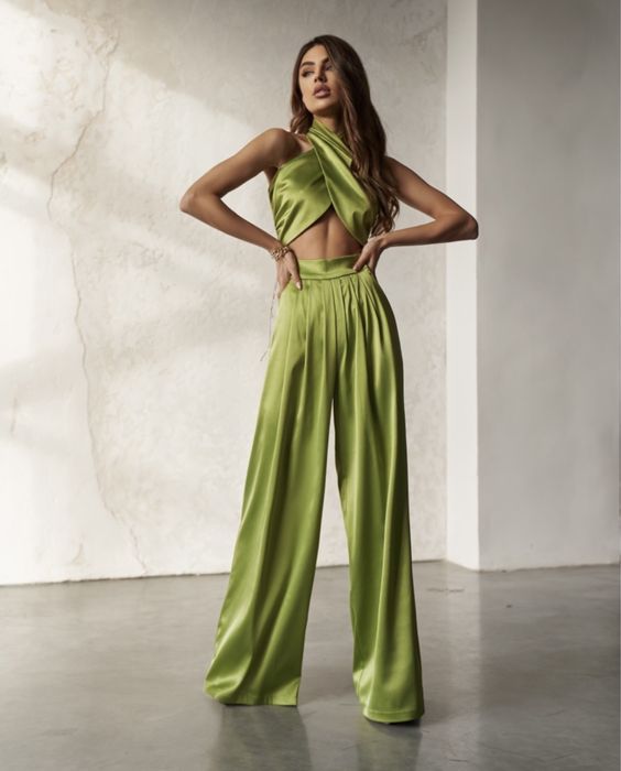 Женский костюм атласный