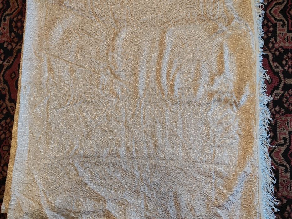 Бяла кувертюра за спалня