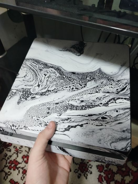 Продам PlayStation 4. slim