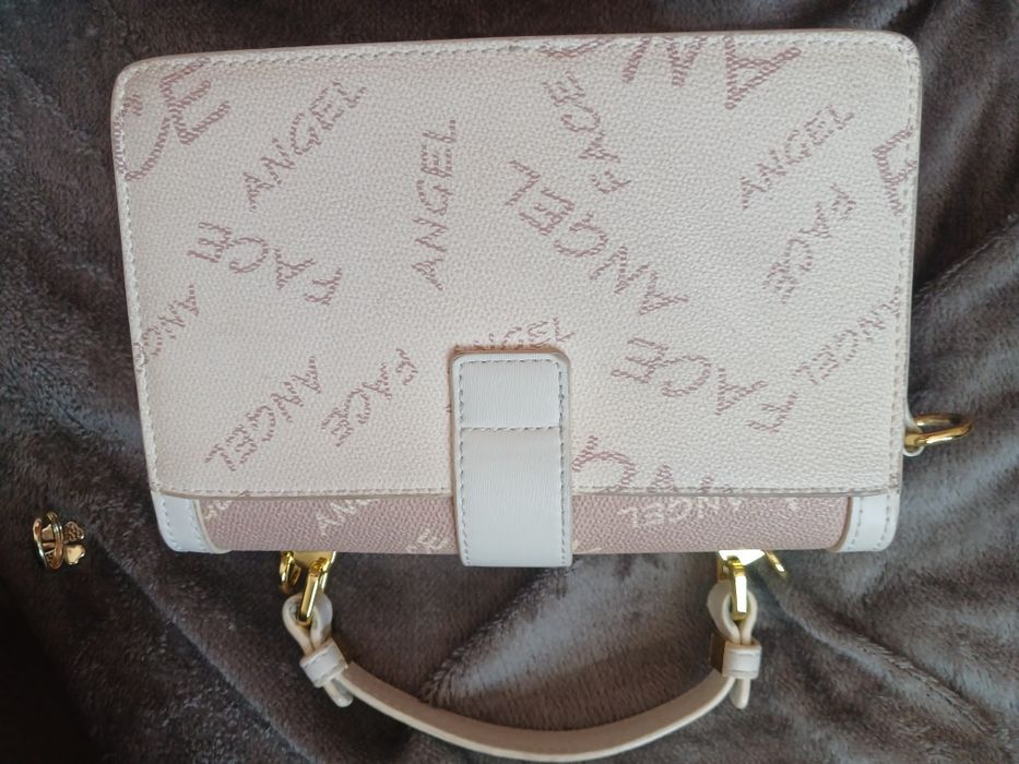 Женская сумка бежевого цвета