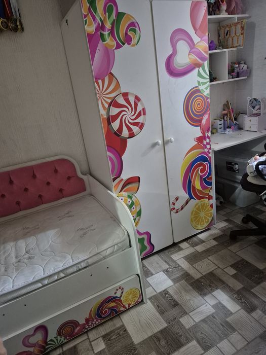 Детская кровать с ящиками и шкаф