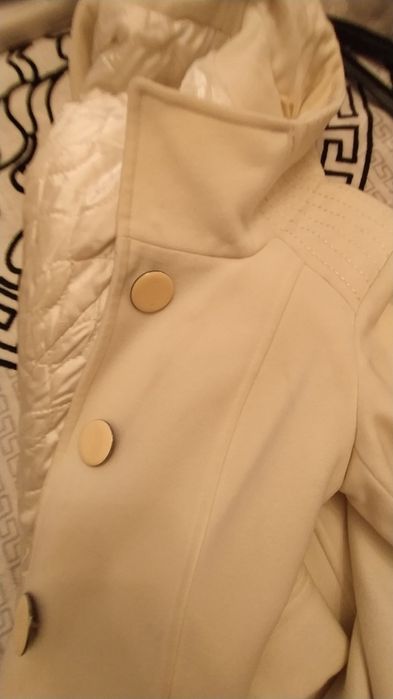 Продам Пальто кремового цвета