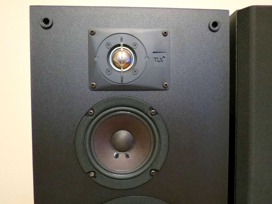 Boxe JBL TLX 25 , power: 80-120 watts , Impedance : 8 ohms , 3-way rear-ported speakers , bass de 20 cm , medie 10 cm , inalte cu calota titan