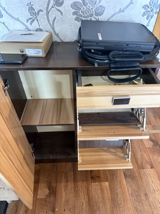 Комод и обувница.