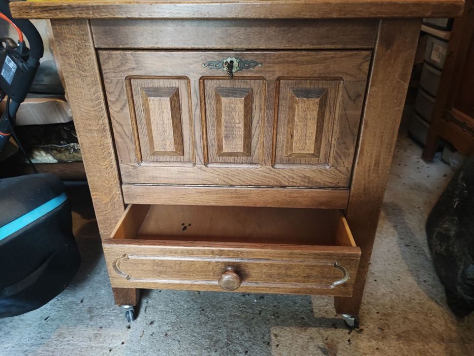 Бар шкаф от дърво