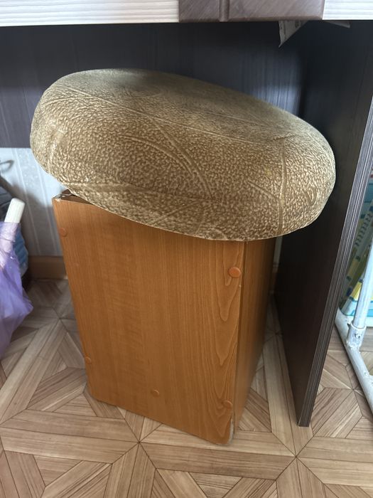 Продам туалетный столик вместе со стулом