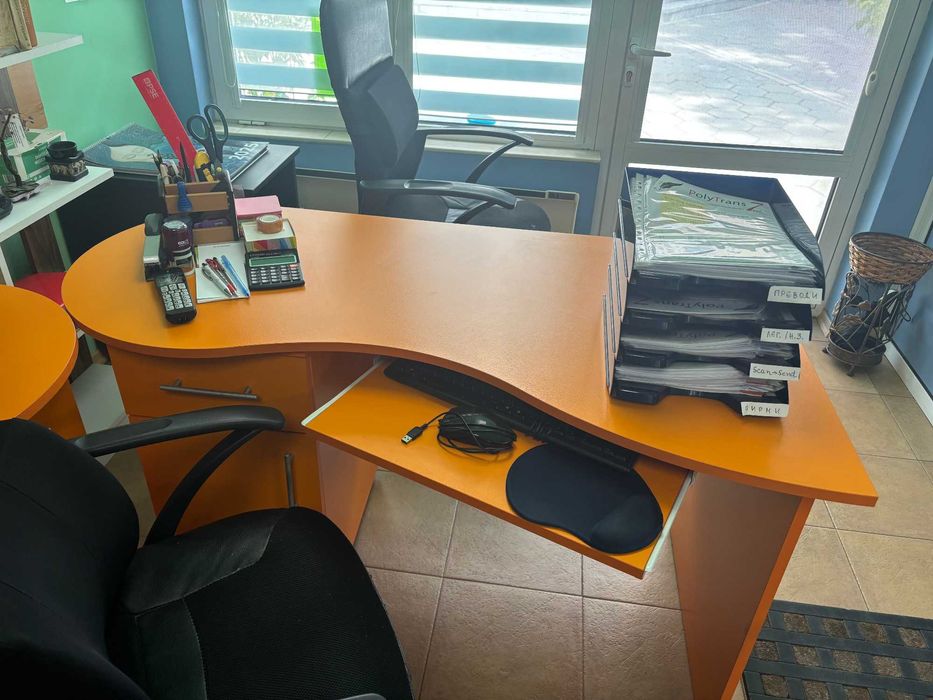 Две отделни и стоящи долепени заедно бюра в атрактивен цвят