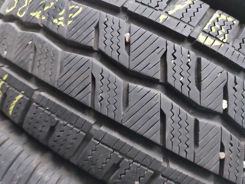 2бр Зимни гуми за бус 225 70 15 С - Hankook