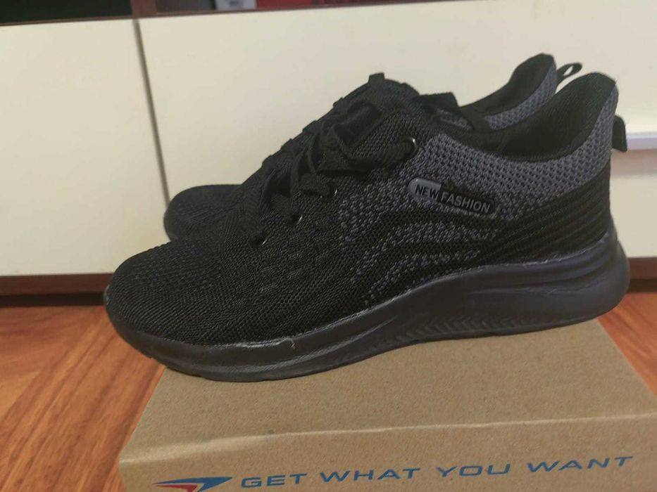 Vanând adidași negrii