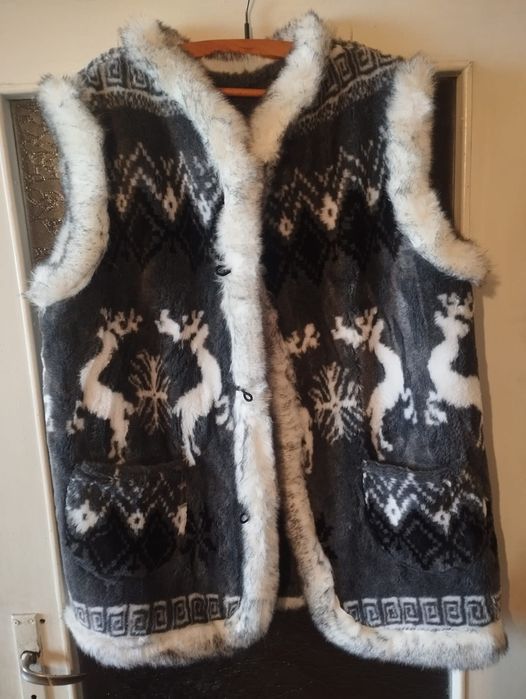 Елек от агнешка и заешка кожа
Елек от агнешка кожа, бието е от заешка