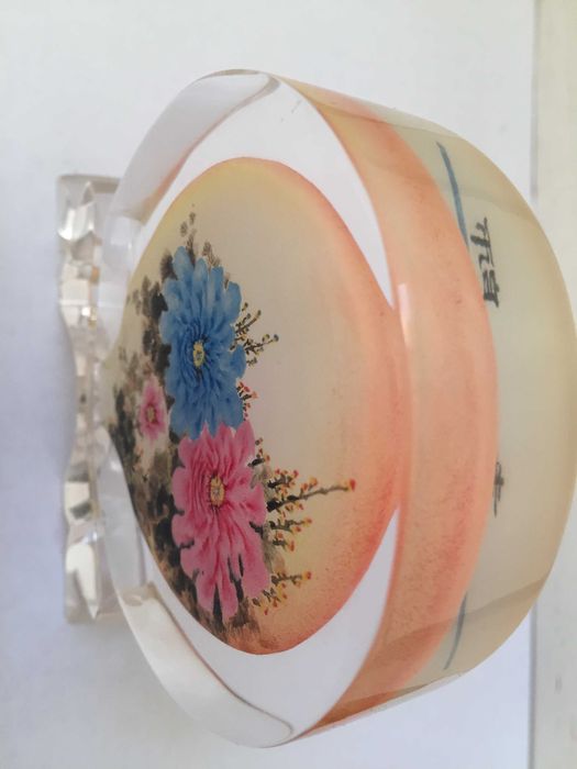 Старо китайско преспапие ръчно рисуван отвътре кристал авторски уникат