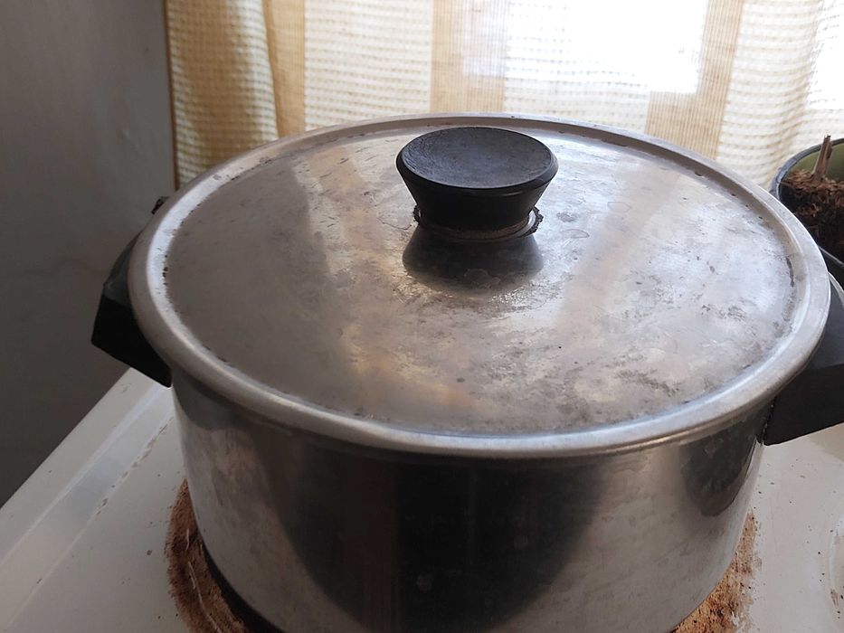 продавам тенджера около 3 литра със повредени дръжки