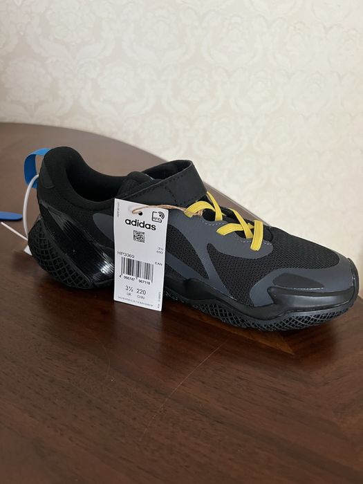 Новые детские кроссовки