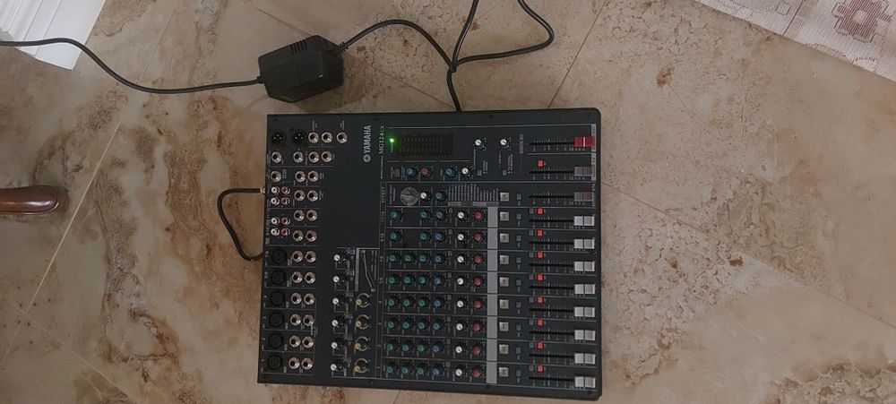 микшер Yamaha MG124cx mixing console