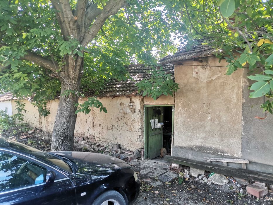 с. Бутово, обл. Велико Търново. Къща с огромен двор и геран.