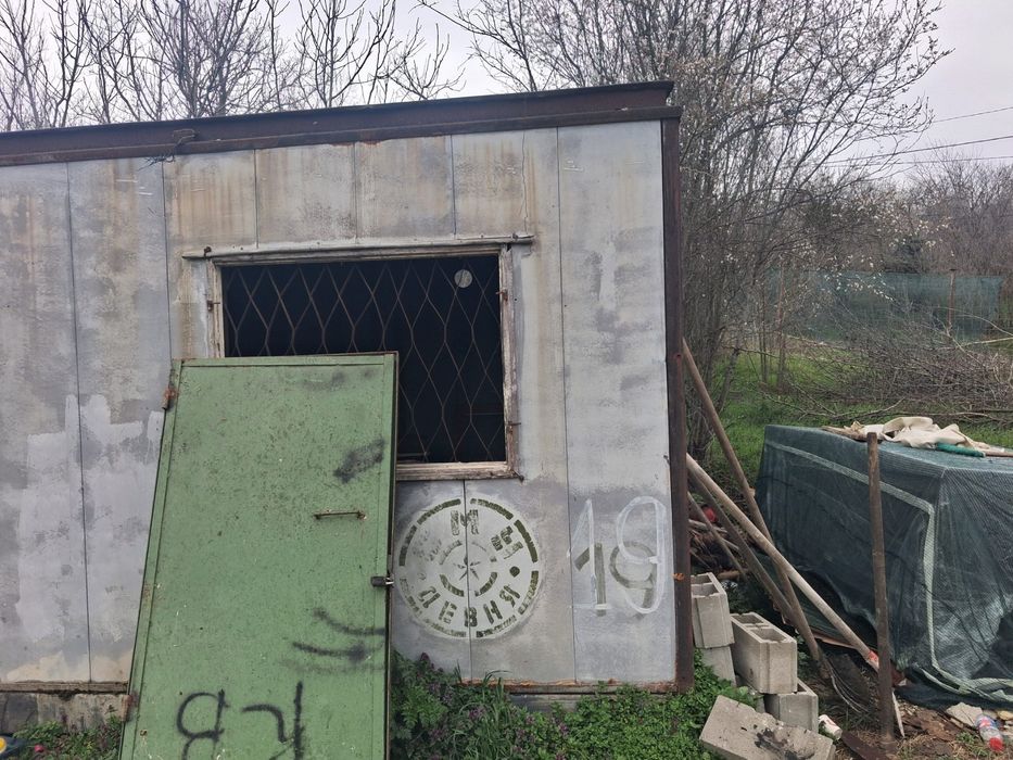 Продавам форгон с две стай