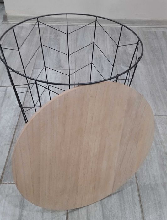 малка маса с дървен плот