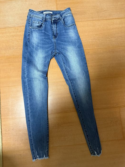 Blugi noi fara eticheta