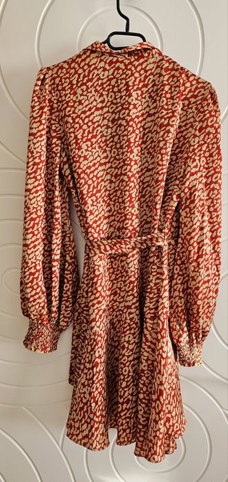 Рокля в червено и беж