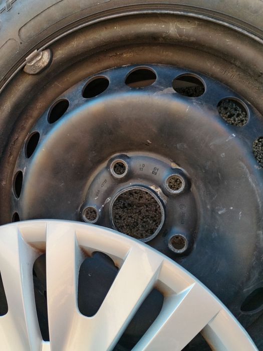 Продавам зимни гуми със стоманени джанти и оригинални тасове 15 цола.