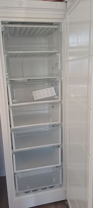 Продам морозильник Индезит 275л.