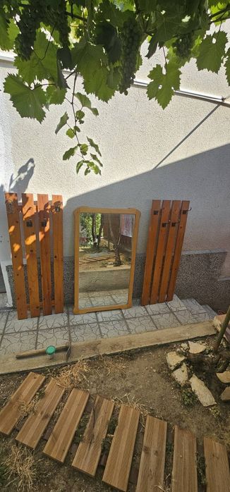 Продавам закачалки за антре,голямо огледало и кухненска маса от чам.