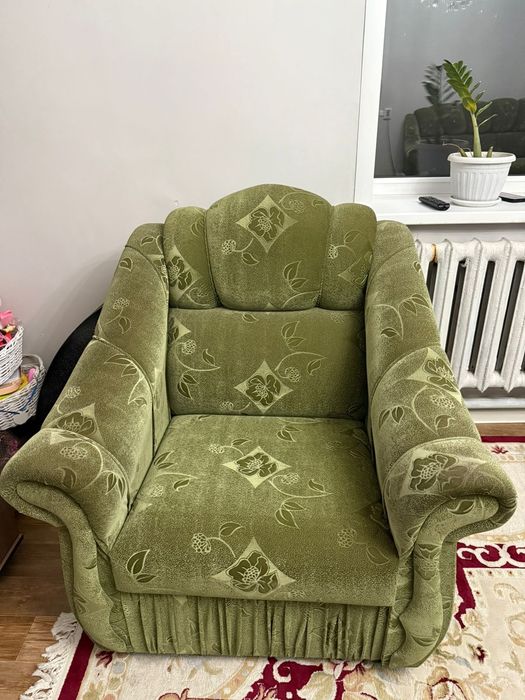 Продам два дивана и кресло