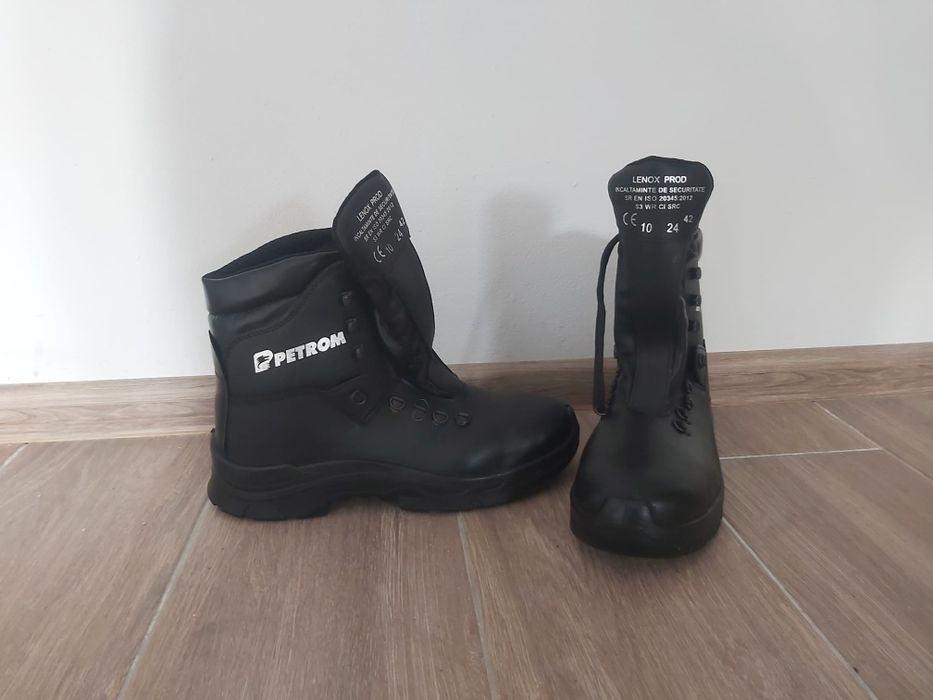 Vând bocanci de lucru