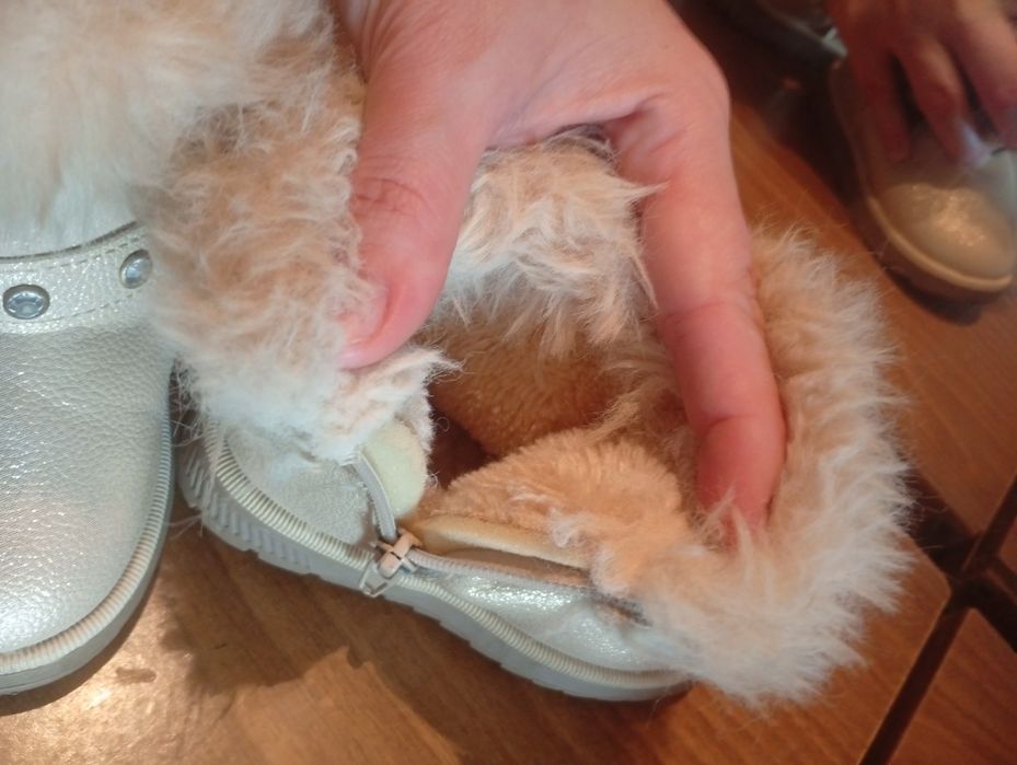 Продам коляску и зимние бошмаки