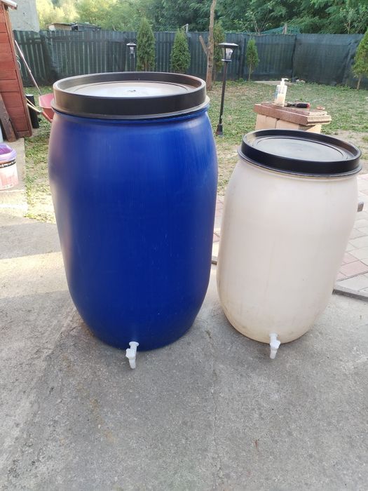 Vând 2 butoaie din plastic cu robineți.
