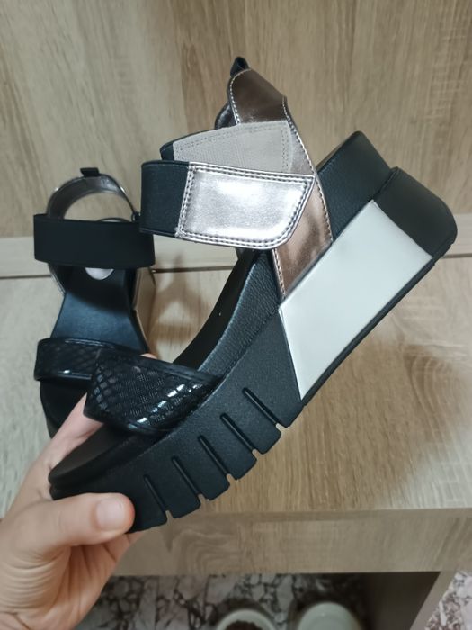 Чисто нови сандали на ботичели
