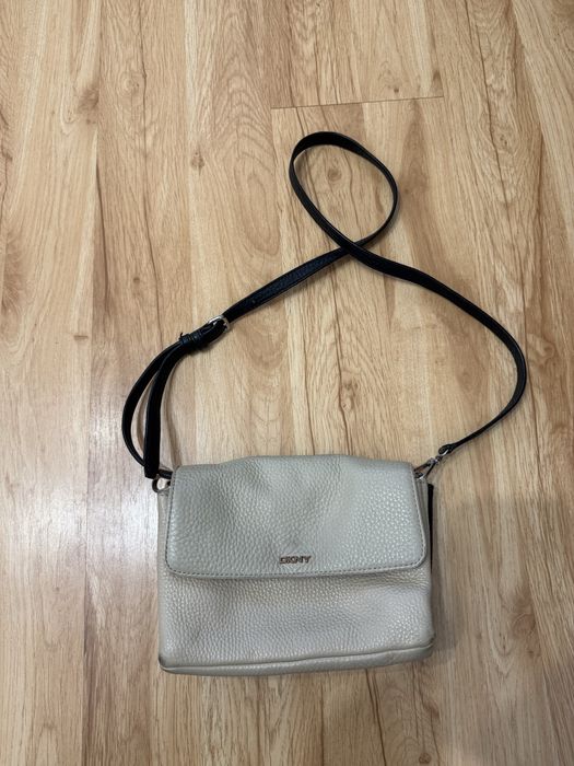 DKNY оригинална дамска чанта от естествена кожа