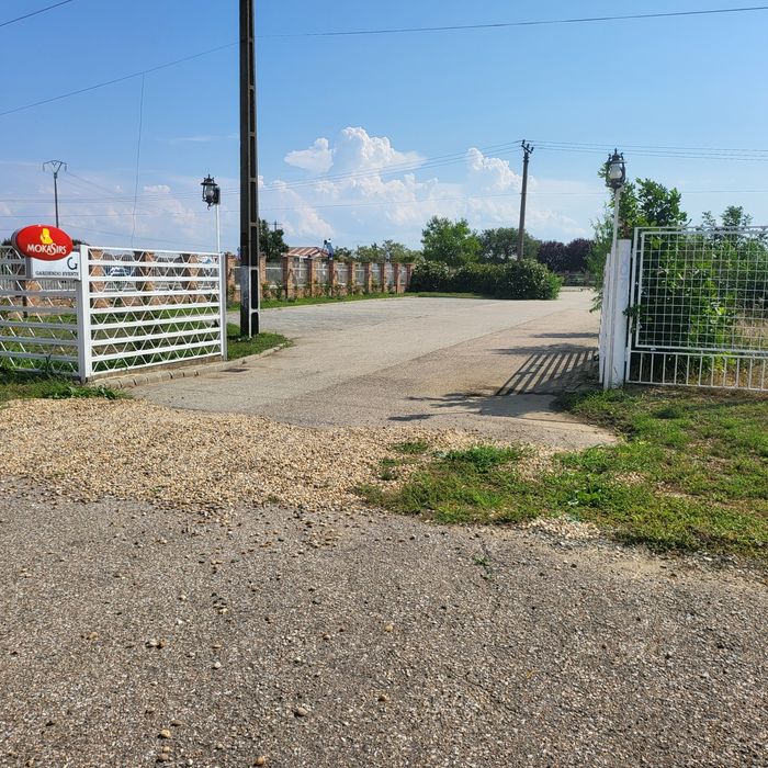 Proprietate  exclusivista  Teren cu amenajări de recreere și agrement