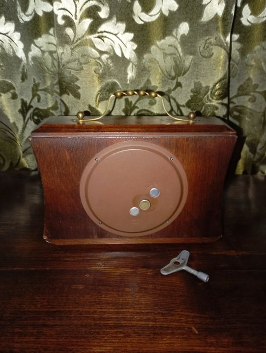 Часы " Весна " механические .