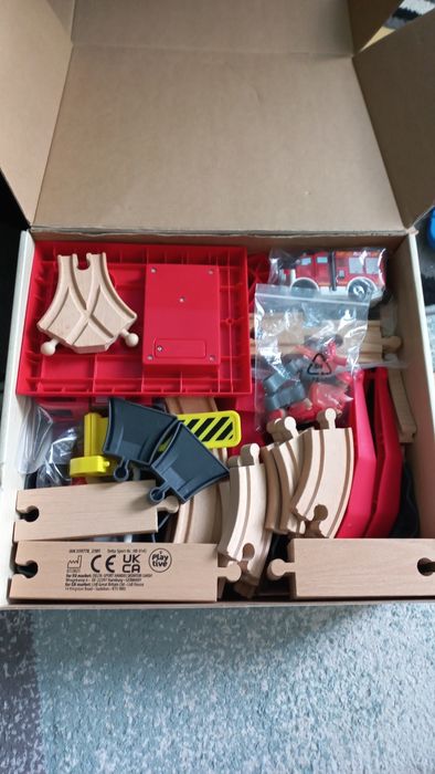 Дървени релси и влакче на батерии,строителна площадка,пожарна,и др.