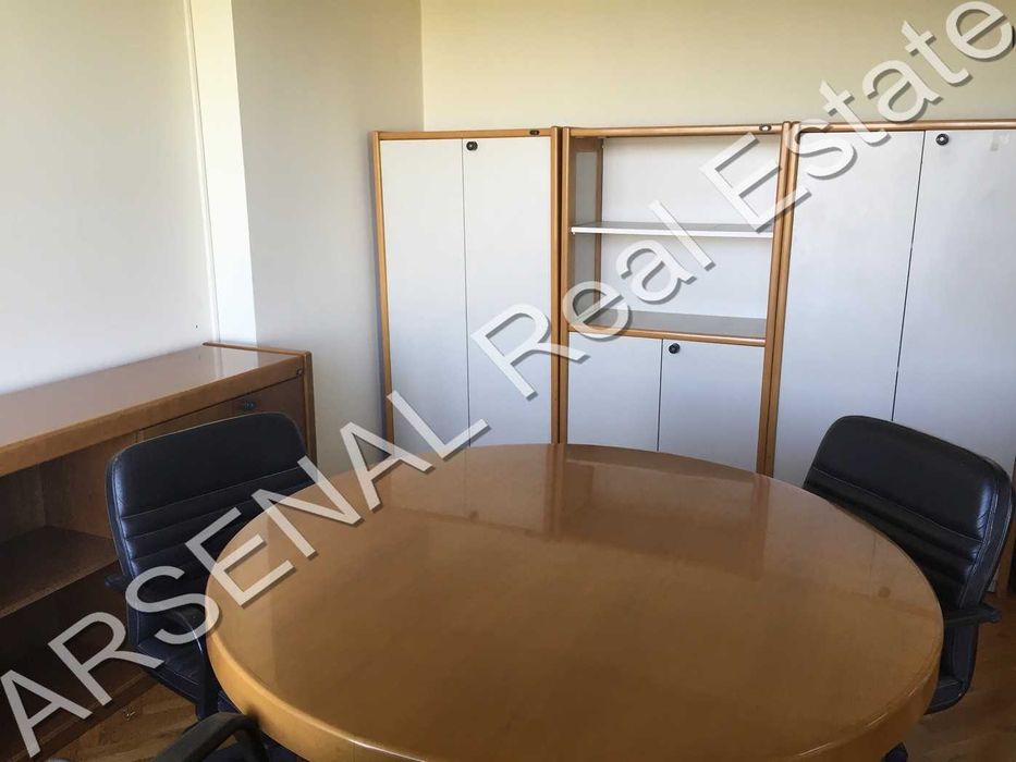 Офис под наем, Център