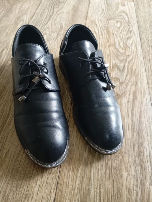 Продаются  туфли на шнурках