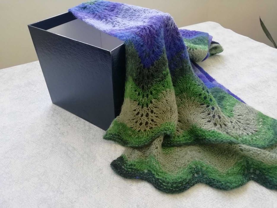 Палантин  (широкий шарф) вязаный