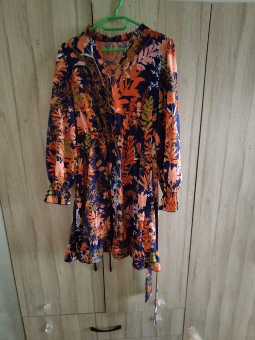 Рокля с флорални мотиви