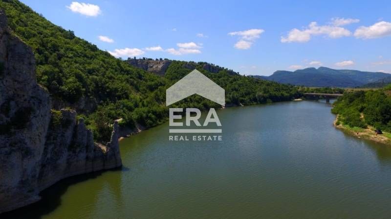 Ексклузивен, голям, терасиран, поземлен имот за продажба, на брега на